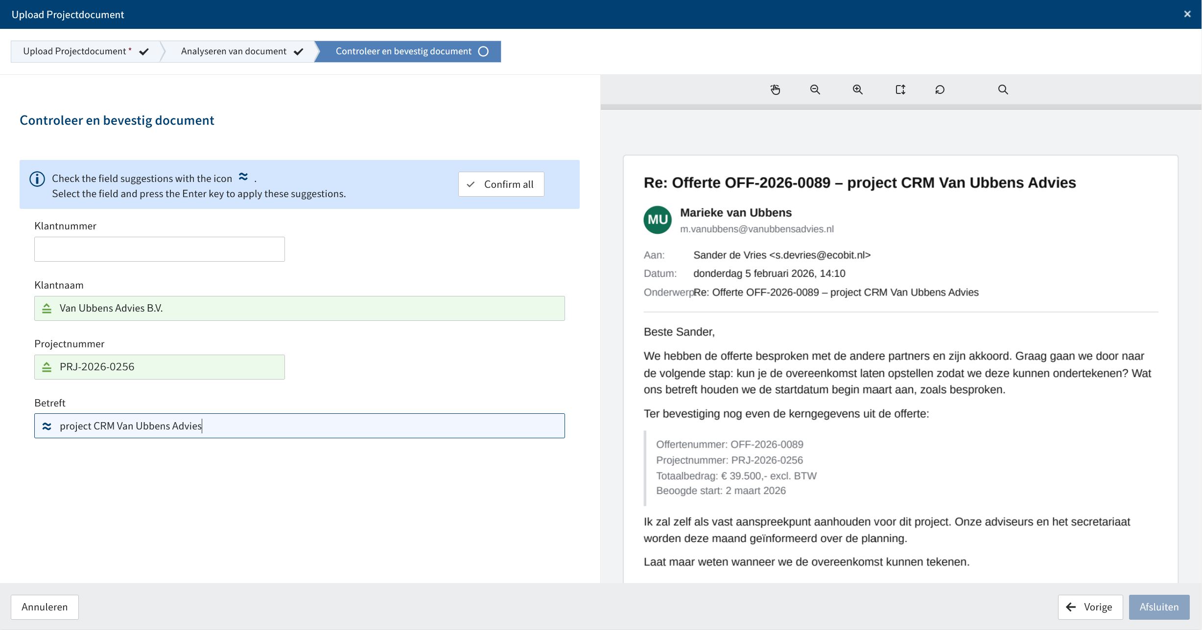 ELO toont klantnaam en projectnummer die AI uit de notulen van een projectoverleg heeft gehaald, ter controle naast het document